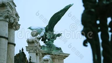 布达佩斯市上空的<strong>雄鹰</strong>雕像